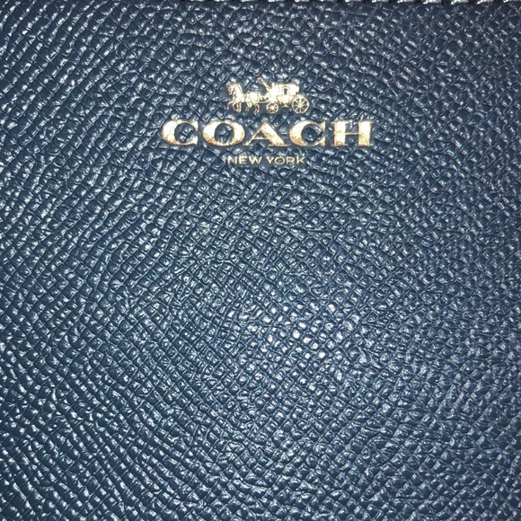 🆕COACH💙🖤Crossgrain Leather Corner Zip Wristl… - Picture 7 of 10